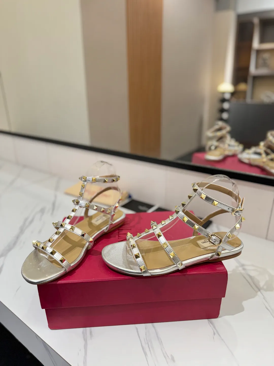 👟👟Ex-factory price 520👟👟 Valentino/Valentino rivet VT classic ankle-wrap rivet sandals, timeless 🆕 deeply rooted in people's hearts❤️A must-have item that never goes out of style🫰top replica! The side curves are perfect, the original molded custom-made rust-free rivets, and the textured hardware bring out a full sense of high-end, giving you a genuine foot feel! The first choice for high-end customers❤️ [Material] Upper: Original imported customized cowhide Inner lining: Original imported goatskin Outsole: Imported pearlescent leather outsole Code number: 35-39 [34, 40, 41, 42 are custom-made and cannot be returned or exchanged]